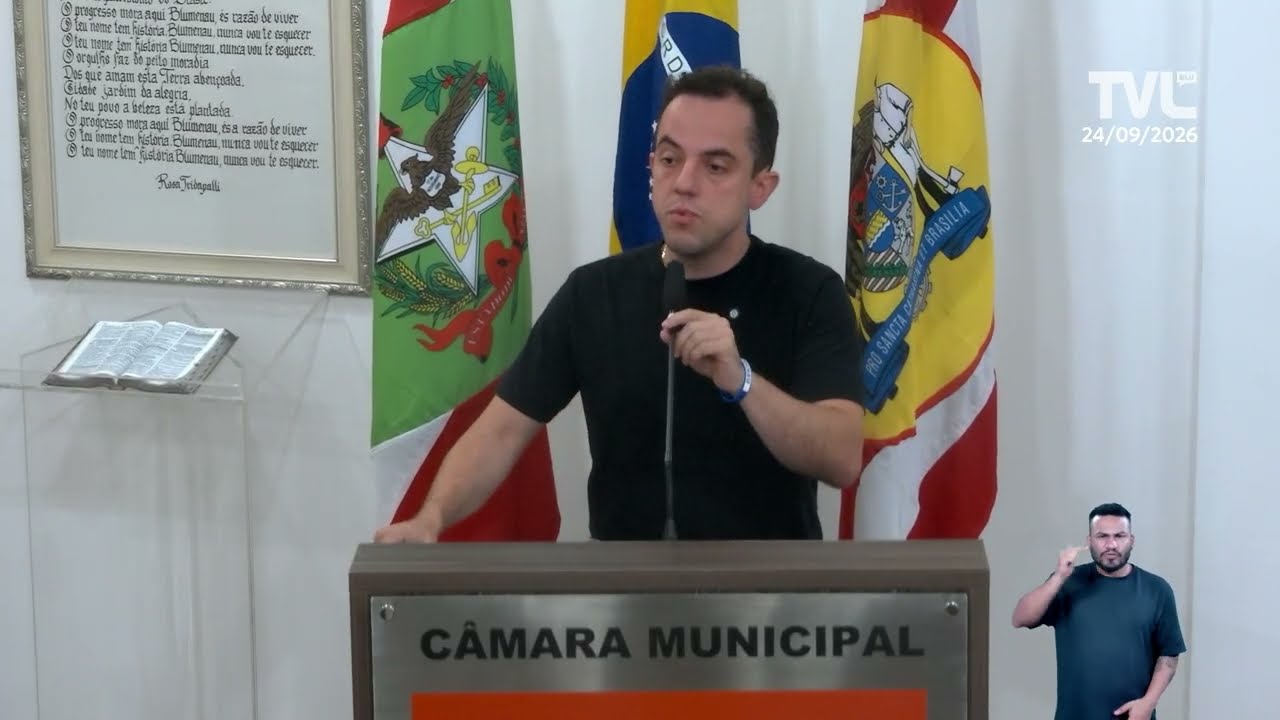 Vereador Flávio Linhares discursa na tribuna da Câmara de Blumenau em 24 de setembro de 2026